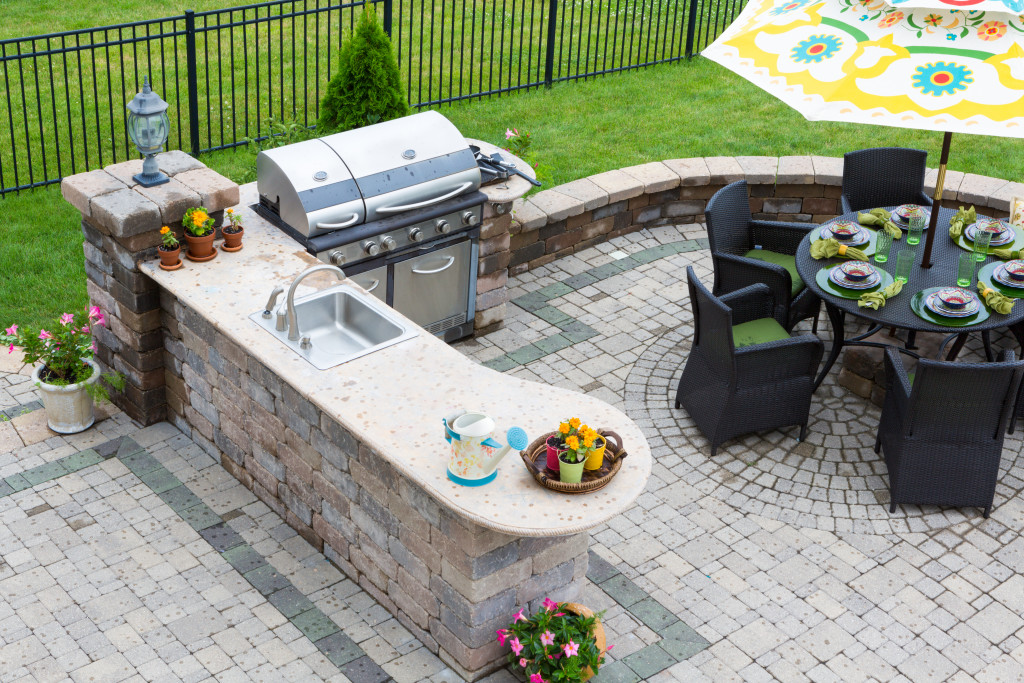 outdoor kitchen with grilling and dinning area