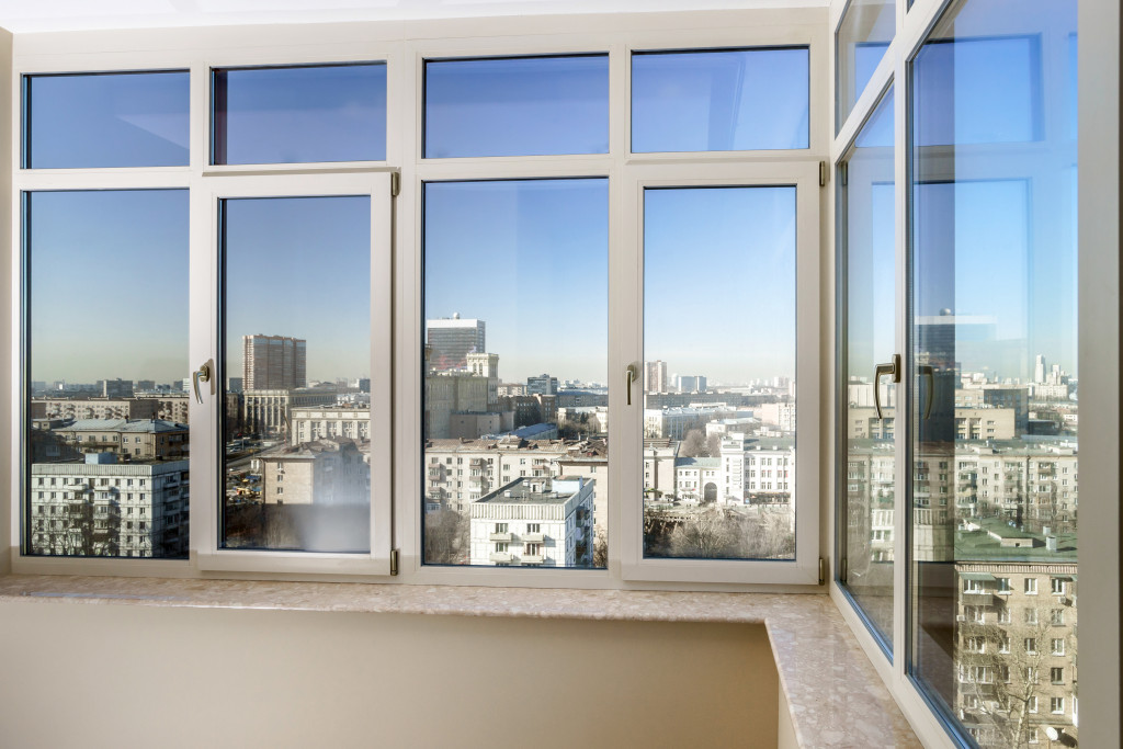 Large windows that can damage furniture;overlooking the city