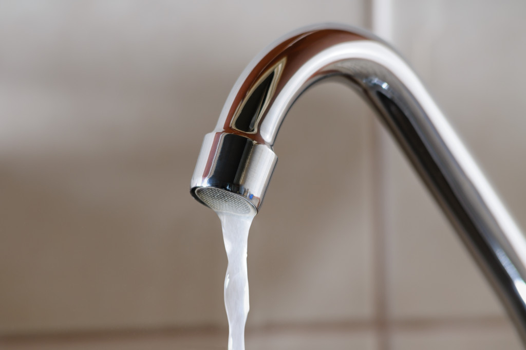 Faucet with water slowing flowing out.