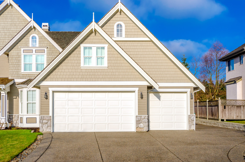 An automatic garage door