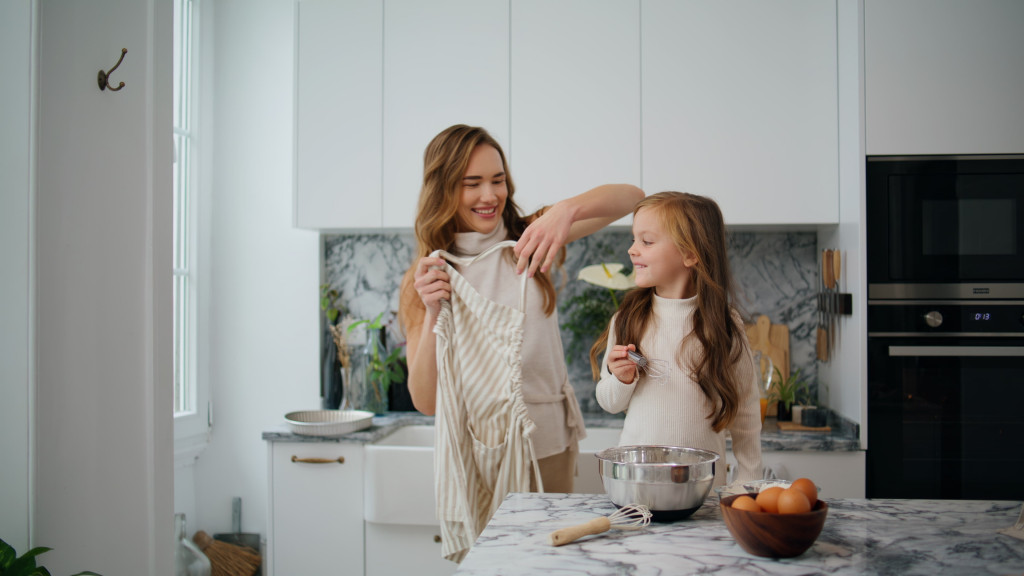 mom woth her daughter in the kitchen